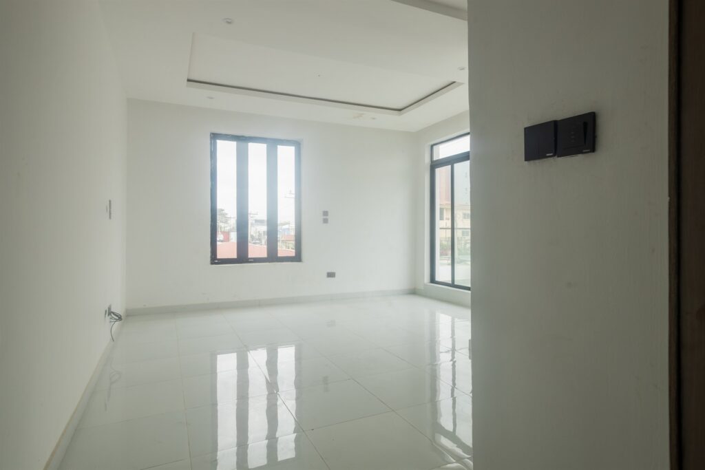 Brum Height 4: Window-lit room with a recessed ceiling and polished floor